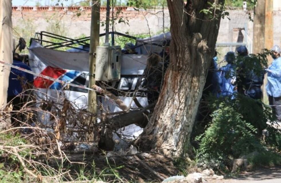 Cavaba una zanja para drenar el agua por las lluvias, se le vino una pared abajo y murió aplastado