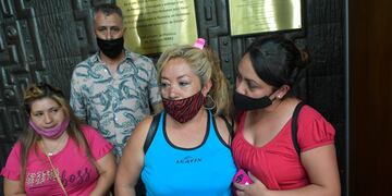 Familiares de Karen Roux Montenegro quien fue prendida fuego por la ex pareja de su novio y falleció por las heridas.