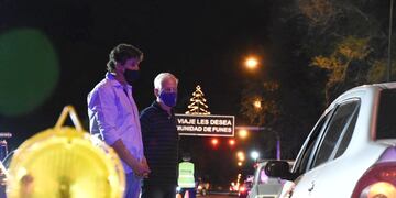 El intendente de Funes, Roly Santacroce, y el subsecretario de la Agencia Provincial de Seguridad Vial, Osvaldo Aymo (derecha) estuvieron presentes en el procedimiento sobre la Ruta Nacional 9. (Gobierno de Santa Fe)