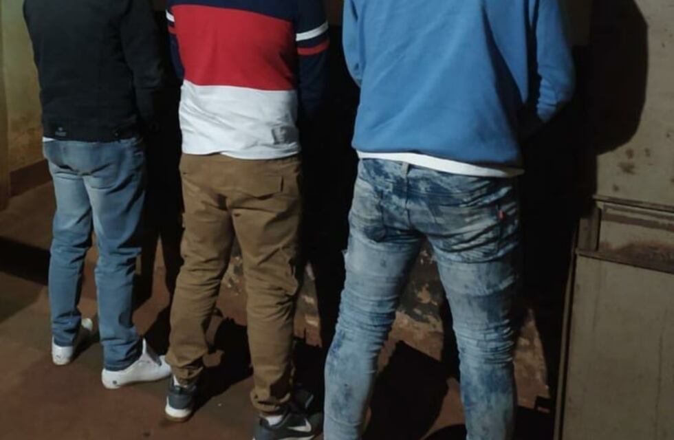 Motociclista detenido tras embestir a una agente de tránsito