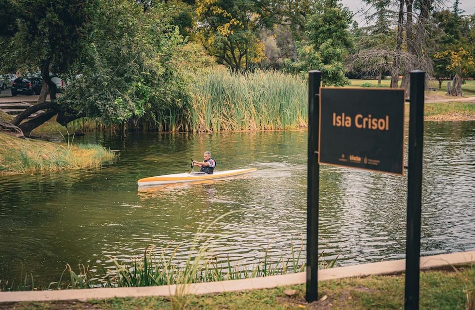 Vuelve el remo al Parque Sarmiento de Córdoba: ya se puede pasear en canoas y kayaks