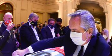 El presidente Alberto Fernández despidió los restos de Diego Maradona en la Casa Rosada. (Foto: Presidencia)