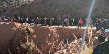 En Bolivia un colectivo cayó por un barranco y fallecieron 34 personas