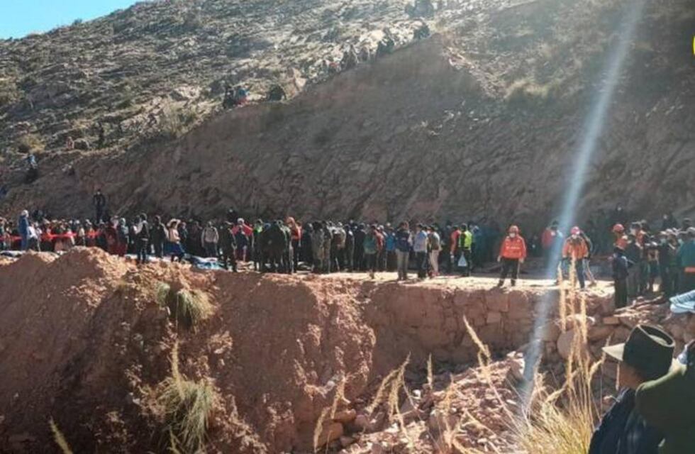 Bolivia: un colectivo cayó por un barranco y fallecieron 34 personas