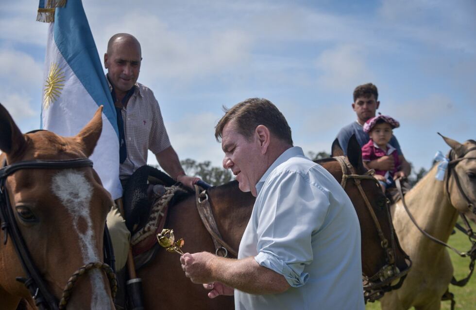 El intendente recibió una rosa por la Paz hecha con material bélico proveniente de Malvinas