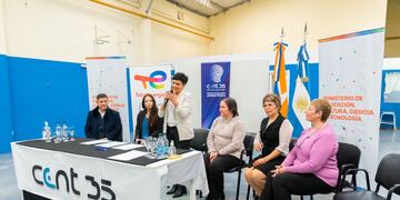 Firman acuerdo entre el CENT 35 de Río Grande y la empresa Total Austral