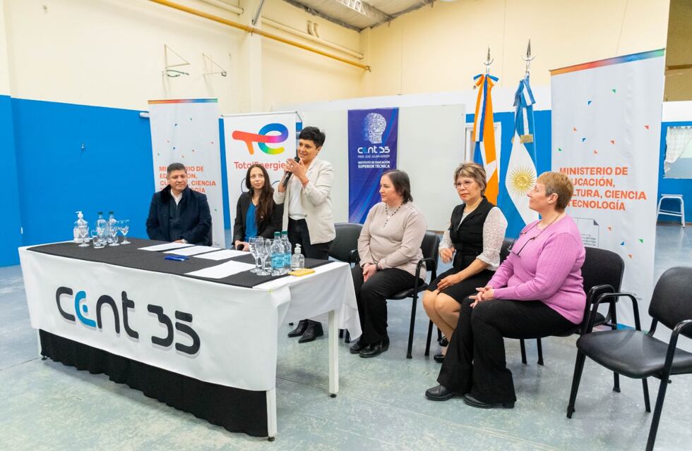 Firman acuerdo entre el CENT 35 de Río Grande y la empresa Total Austral