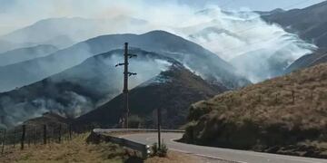 Un incendio provocado por el hombre pone en alerta a los catamarqueños que viven en la zona del Cerro Ambato.