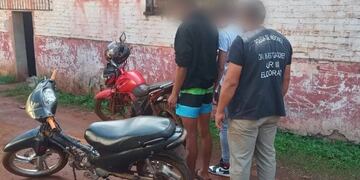 Detienen a dos jóvenes en Eldorado por el robo de motocicletas.