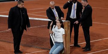 La manifestante que entró a la cancha y se encadenó a la red.