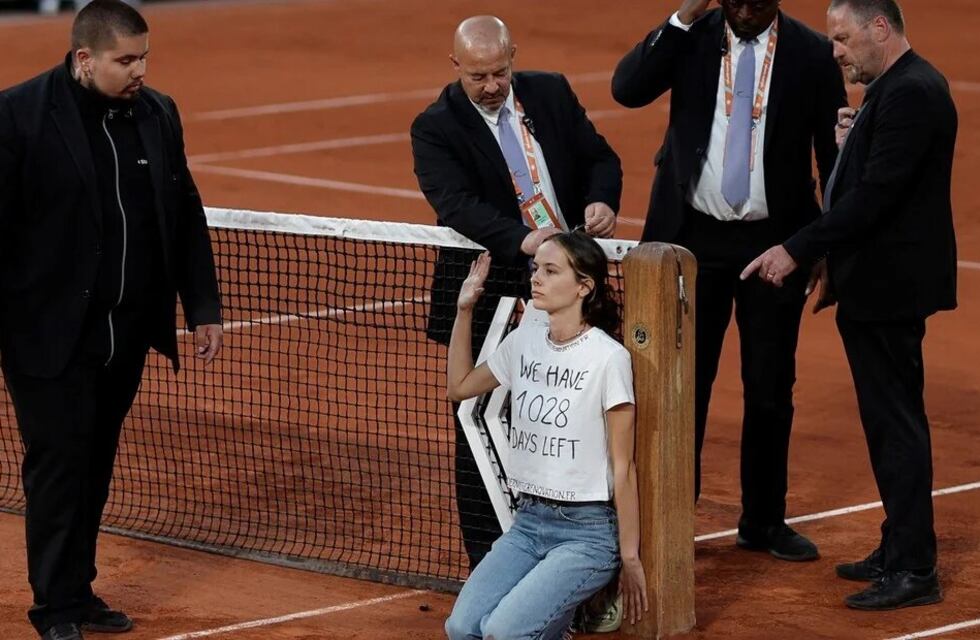 Roland Garros: una manifestante interrumpió una semifinal entrando a la cancha y se encadenó en la red