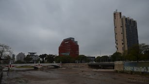 Una intensa lluvia cayó durante la noche del viernes y madrugada del sábado en la ciudad de Córdoba. (José Gabriel Hernández / La Voz)