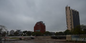Una intensa lluvia cayó durante la noche del viernes y madrugada del sábado en la ciudad de Córdoba. (José Gabriel Hernández / La Voz)
