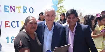 Una de las 600 familias beneficiarias de la entrega de lotes en Alto Comedero, recibiendo el decreto de manos del gobernador Gerardo Morales.