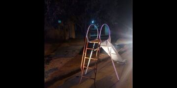 Los ladrones fueron vistos por la calle, llevando el tobogán que habían robado del patio de una casa.