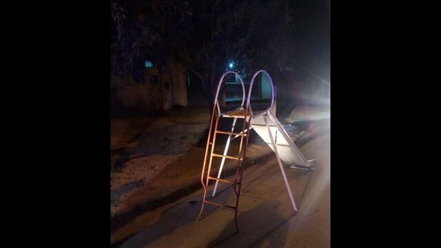 Los ladrones fueron vistos por la calle, llevando el tobogán que habían robado del patio de una casa.