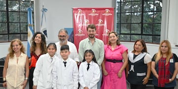Con una formación orientada hacia la comunicación social, la Escuela Municipal "Maestra Martina Vilte" de Jujuy promueve un interesante proyecto que sus alumnos presentaron al intendente Raúl Jorge.