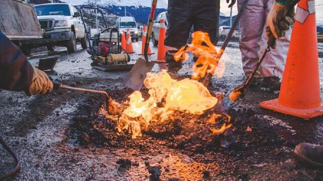 El Municipio realiza tareas de bacheo y reparación en el ingreso a Andorra