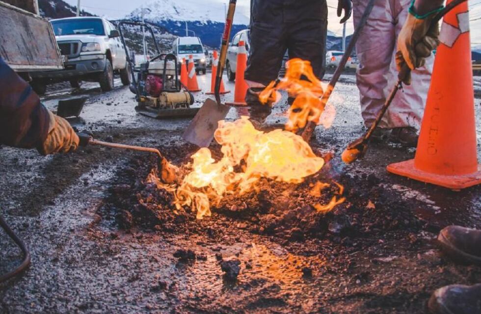 Ushuaia: el Municipio lleva adelante tareas de bacheo y reparación