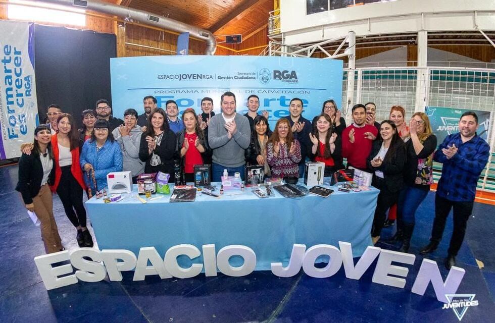 Expo Juventudes: el intendente acompañó a los egresados del programa municipal “Formarte es crecer”