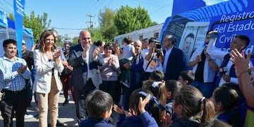Manzur supervisó el operativo Acercarnos en el barrio Hipódromo