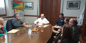 La Municipalidad de Tres Arroyos firmó convenio con vecinos para la pavimentación de calles en Claromecó