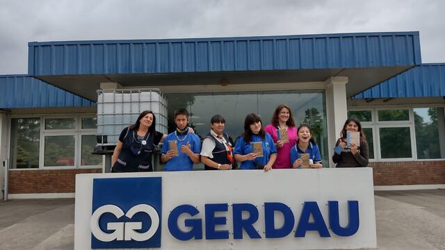 El motivo de esta visita fue llevar un presente para agradecer los gestos que siempre tienen con la Escuela. (Facebook Escuela Especial 2072)