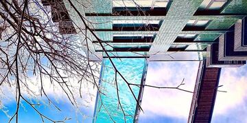 La pileta flotante se llama Sky Pool.