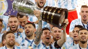 Lionel Messi levanta la Copa América ganada por la selección argentina en Brasil, en 2021.