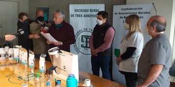 La Sociedad Rural entregó productos sanitizantes al Centro de Salud.