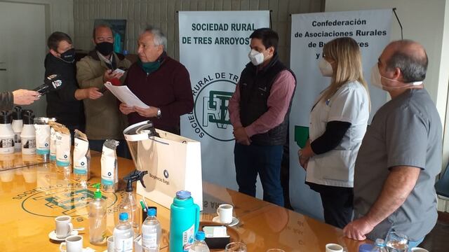 La Sociedad Rural entregó productos sanitizantes al Centro de Salud.