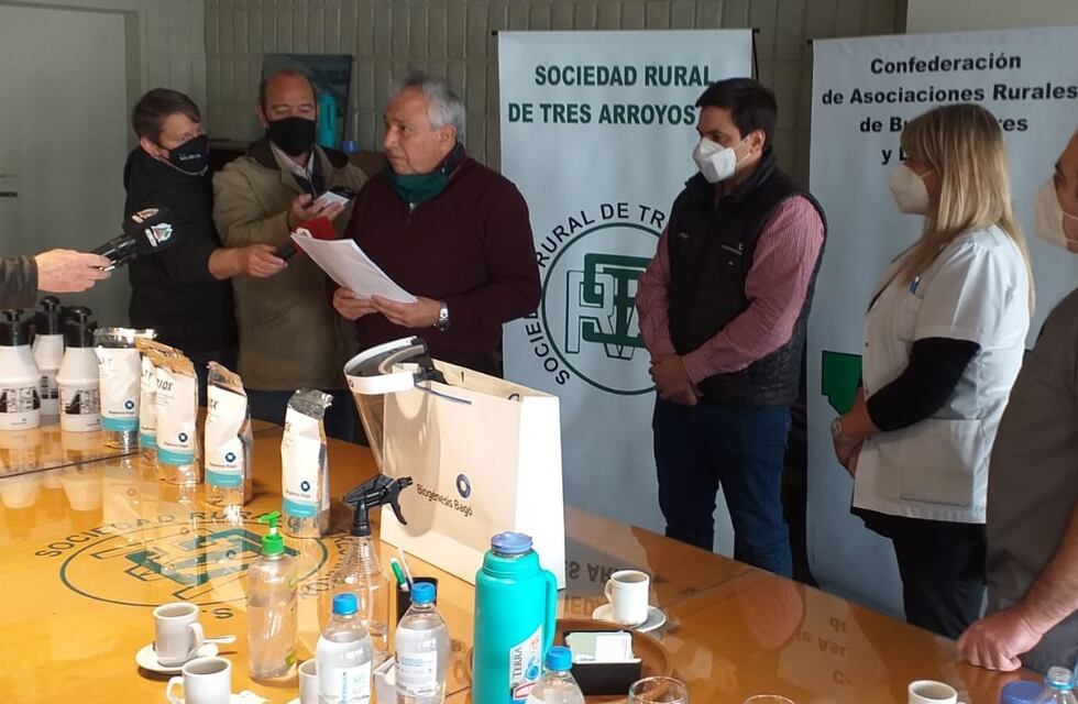 La Sociedad Rural entregó productos sanitizantes al Centro de Salud