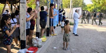 Los vecinos de Empalme Graneros recibieron con aplausos al personal de Gendarmería.