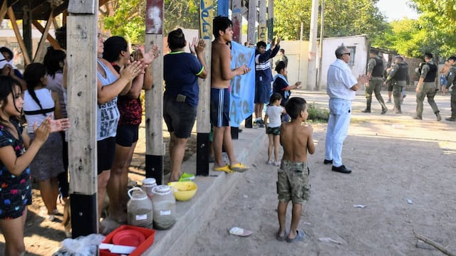 Los vecinos de Empalme Graneros recibieron con aplausos al personal de Gendarmería.