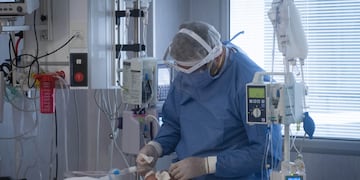 El informe semanal sobre la situación sanitaria que elabora el Gobierno de Mendoza indica una leve baja en la cantidad de contagios. Ignacio Blanco/Los Andes