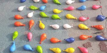 Los globos estaban listos para ser ingresados al estadio Kempes.