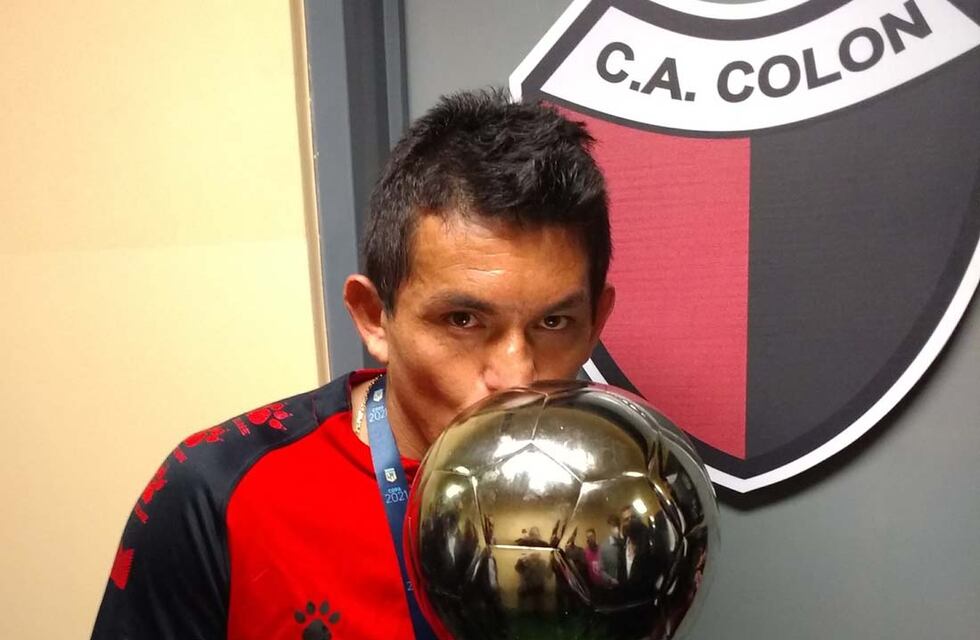 La increíble foto del Pulga Rodríguez y dos hinchas de Colón que se volvió viral