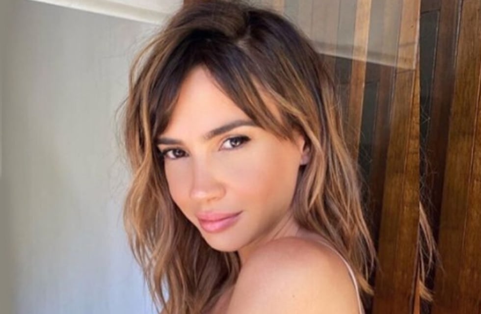 Celeste Cid posó sin corpiño y en la cama para una sensual producción fotográfica