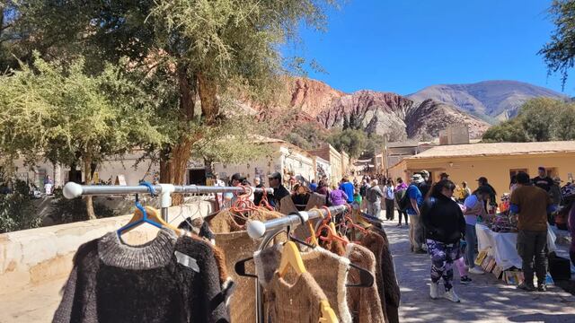 En el Encuentro de Tejedores en Purmamarca se puede apreciar y adquirir prendas elaboradas con saberes transmitidos de generación en generación.