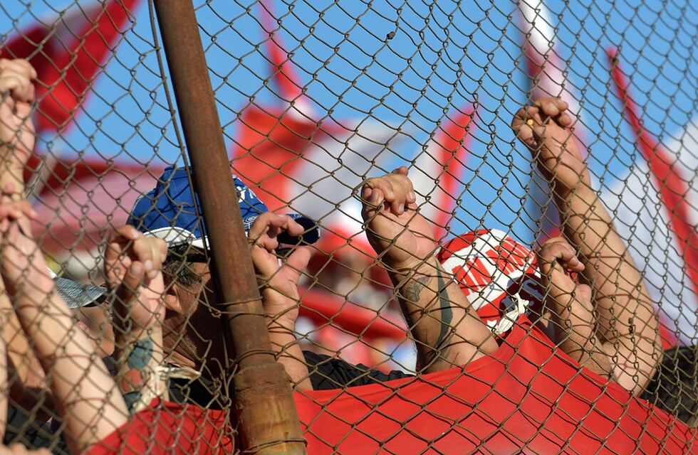 Un hincha del San Martín de Mendoza cayó de la tela de la popular unos 5 metros y ahora lucha por su vida