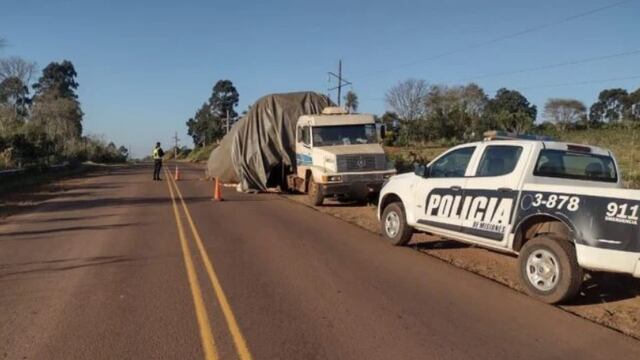 Aristóbulo del Valle: un camión derramó su carga de yerba sobre la ruta.
