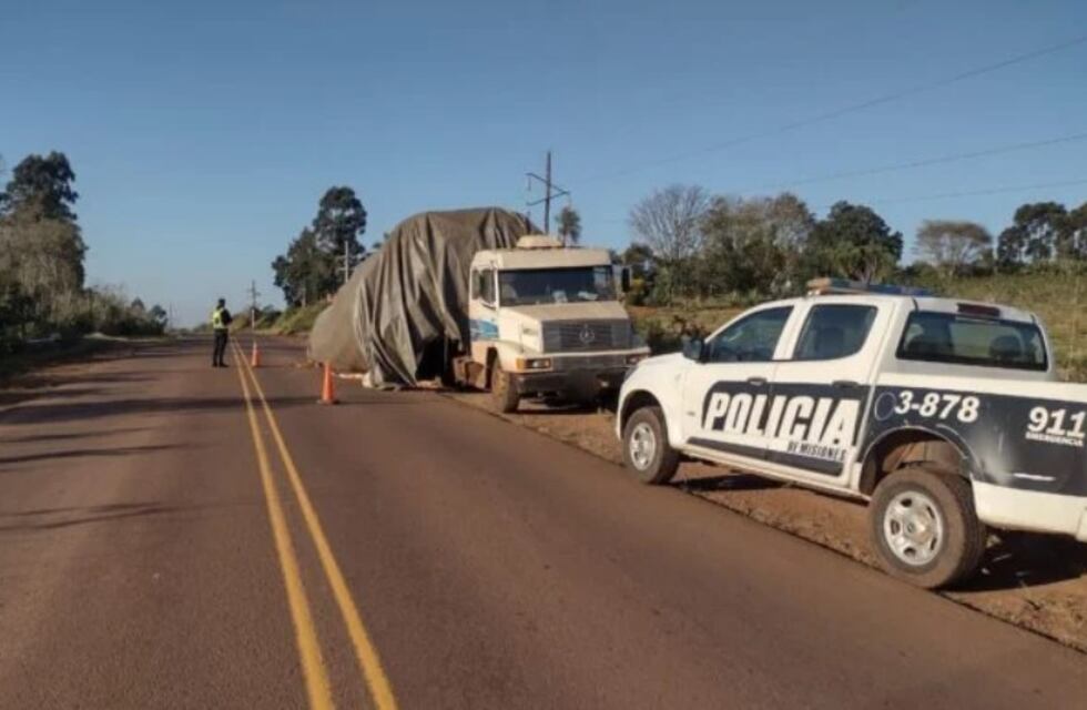 Aristóbulo del Valle: un camión derramó su carga de yerba sobre la ruta
