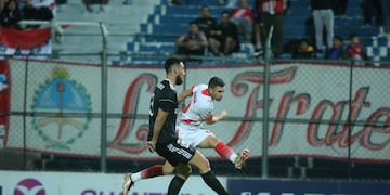 Latigazo de Adrián Martínez para el segundo gol de Instituto ante Deportivo Riestra por Copa Argentina (La Voz)