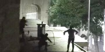 El momento exacto en el que los policías sorprenden in fraganti a los ladrones en el techo de un edificio en Córdoba.