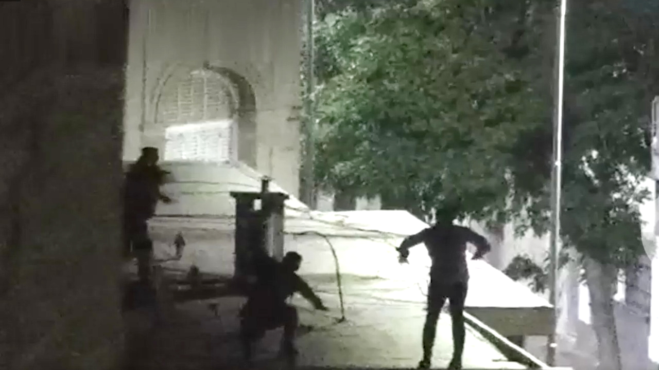 El momento exacto en el que los policías sorprenden in fraganti a los ladrones en el techo de un edificio en Córdoba.