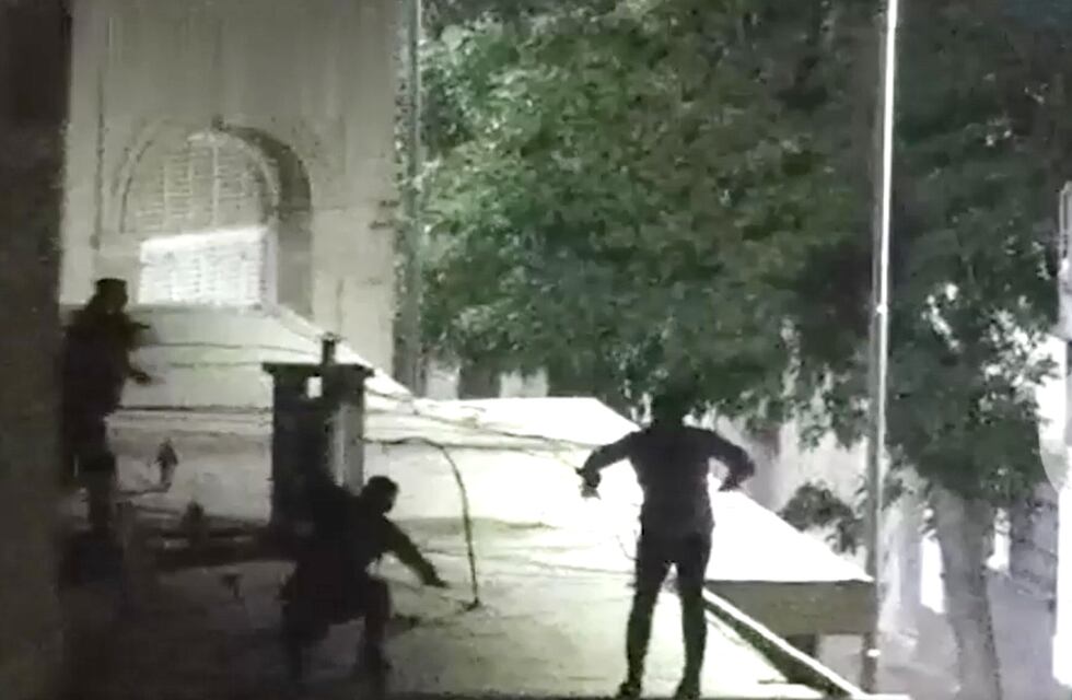 De película: en el techo de un edificio y a punta de pistola, policías de Córdoba detuvieron a tres ladrones