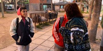 Docentes reciben a los alumnos con abrazos para demostrarles su contención.