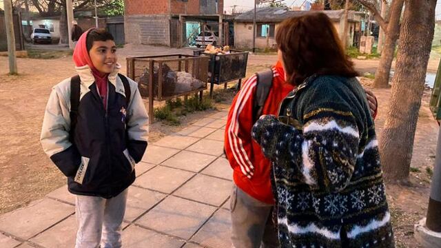 Docentes reciben a los alumnos con abrazos para demostrarles su contención.