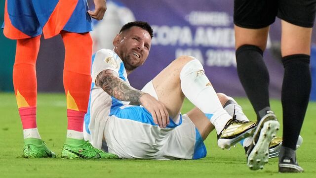 Leo cayó al piso mientras corría detrás de un rival y no pudo seguir jugando.