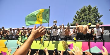 Los hinchas recibieron a Defensa y Justicia luego de ser campeón en la Copa Sudamericana (Foto: Clarín)